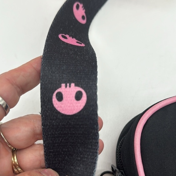 Kuromi by Sanrio Loungefly Black Pink Nylon Crossbody Bag NYB6056 - Picture 3 of 11